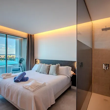 Sea Breeze Apartment *